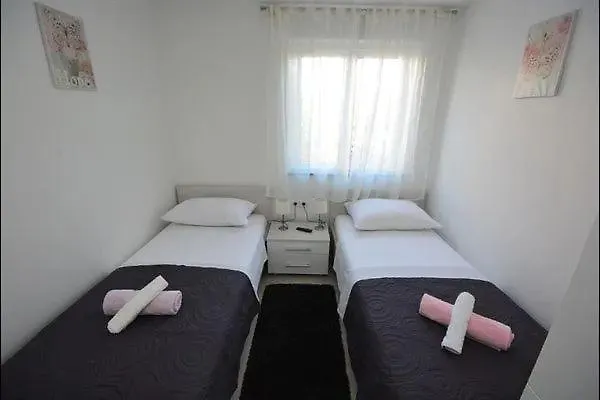 Ferienwohnung Mit Grill Und Gemeinschaftspool 0*, Turanj